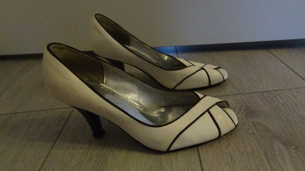Witte Pumps Met Zwarte Naaldhak Maat 38 >Snelle Verzending!<, Kleding | Dames, Schoenen, Pumps, Wit, Ophalen of Verzenden, Zo goed als nieuw