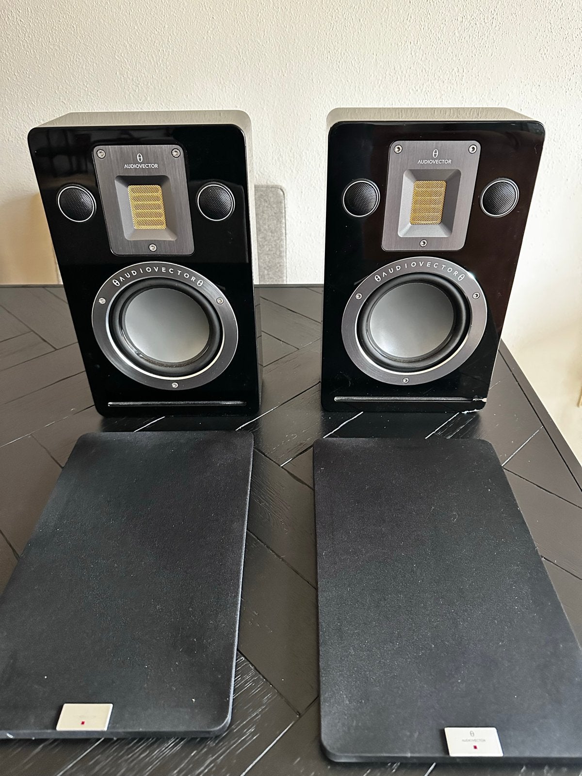 Audiovector QR Wall Speaker - Hoogglans Zwart, Gebruikt, Overige typen, Ophalen of Verzenden, Geschikt voor surround/home cinema