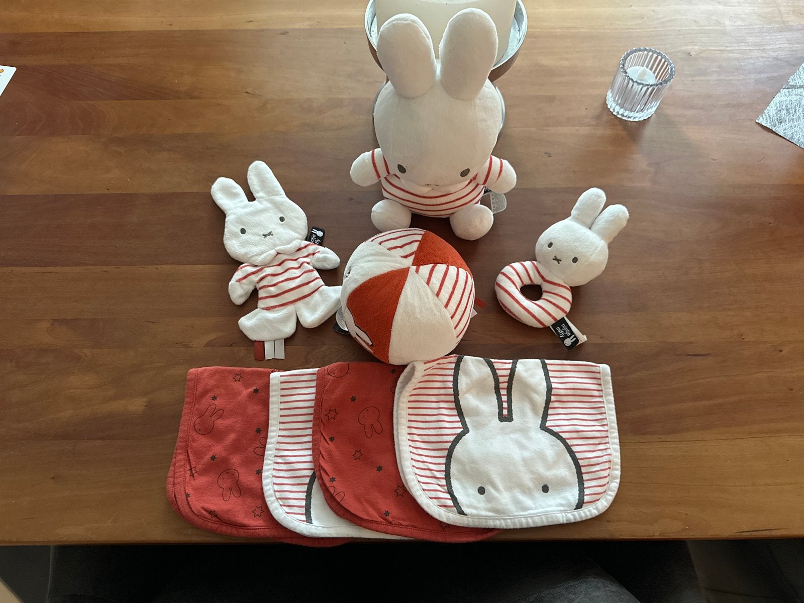 Miffy Nijntje knuffels, speeltjes, bal, en slabbers set, Gebruikt, Overige merken, Konijn, Nijntje