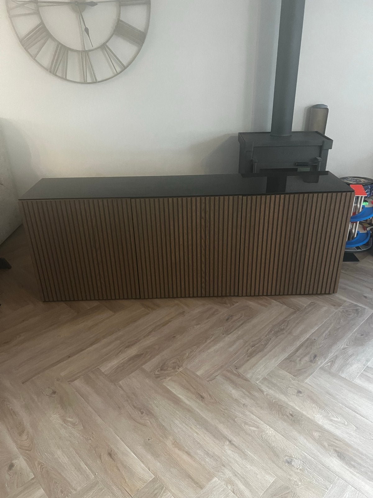 Ikea Besta TV-meubel met zwarte glasplaat en houten fronten, Ophalen, Zo goed als nieuw