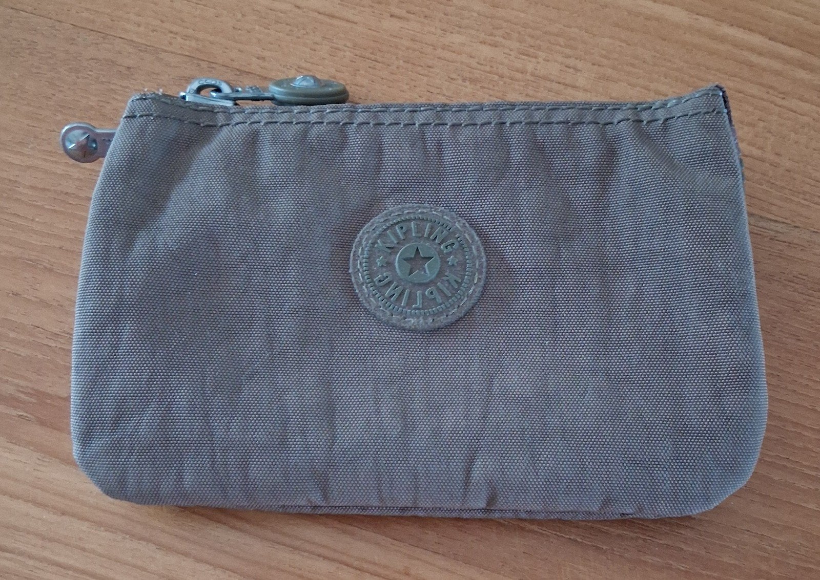 ZGAN Kipling beurs taupe met 3+2 vakjes binnenin een rits., Ophalen of Verzenden, Zo goed als nieuw, Bruin, Overige merken