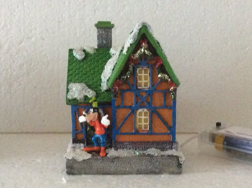 kerstdorp huisje met Disney figuur Goofy, Ophalen of Verzenden, Goofy of Pluto, Zo goed als nieuw, Beeldje of Figuurtje