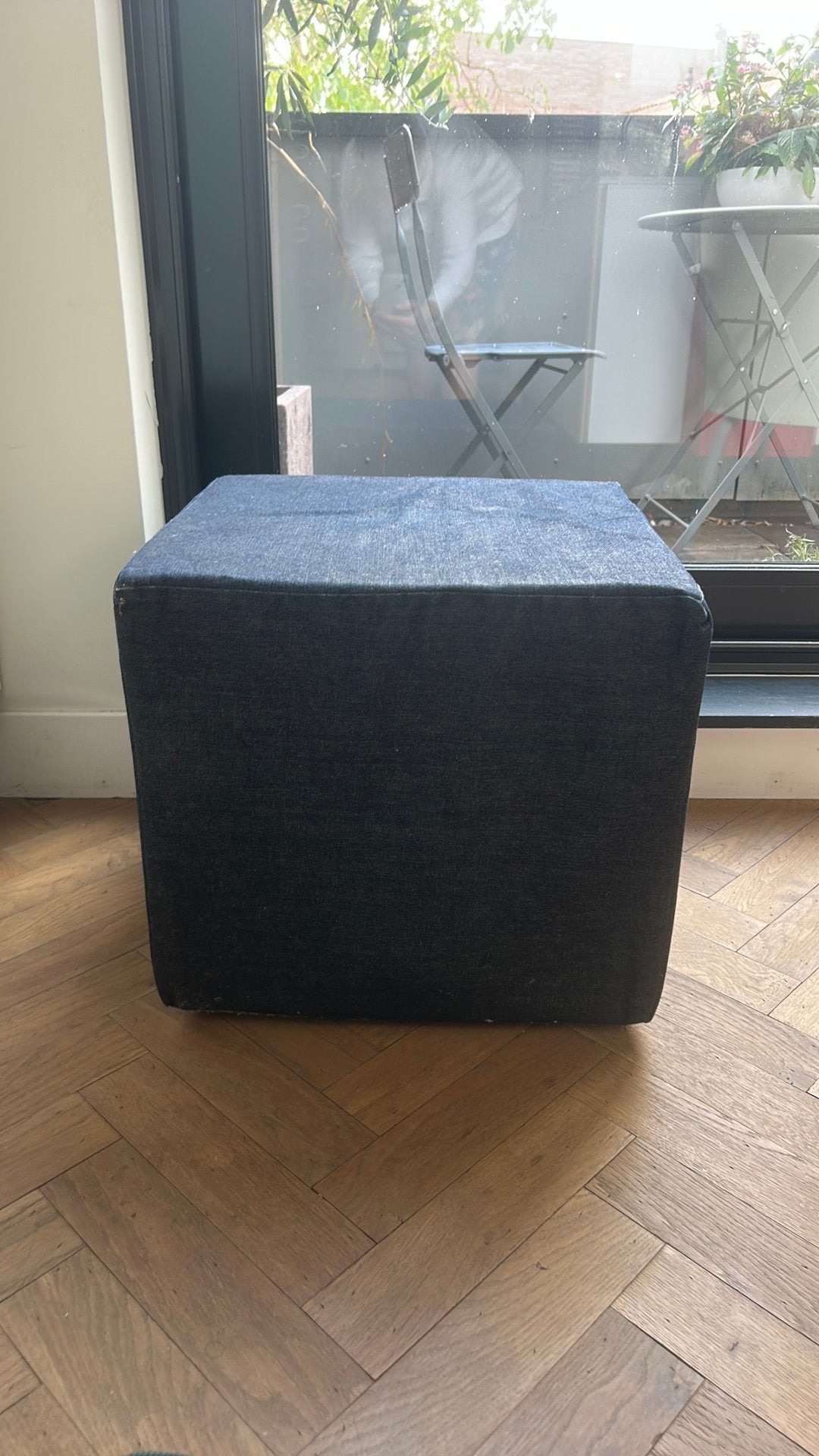 Stevige poef met denimstof hocker, Ophalen, Zo goed als nieuw, Rond, Minder dan 50 cm