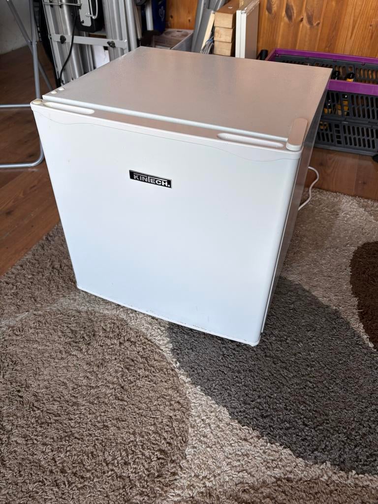 Kintech mini koelkast - Zo goed als nieuw, Ophalen, Zonder vriesvak, Minder dan 45 cm, Minder dan 85 cm