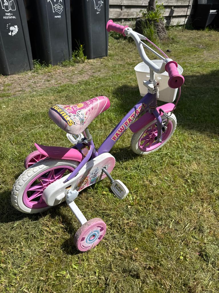 Paw Patrol Kinderfiets met zijwieltjes - Roze/Paars, Terugtraprem, Zijwieltjes, Gebruikt, Ophalen of Verzenden