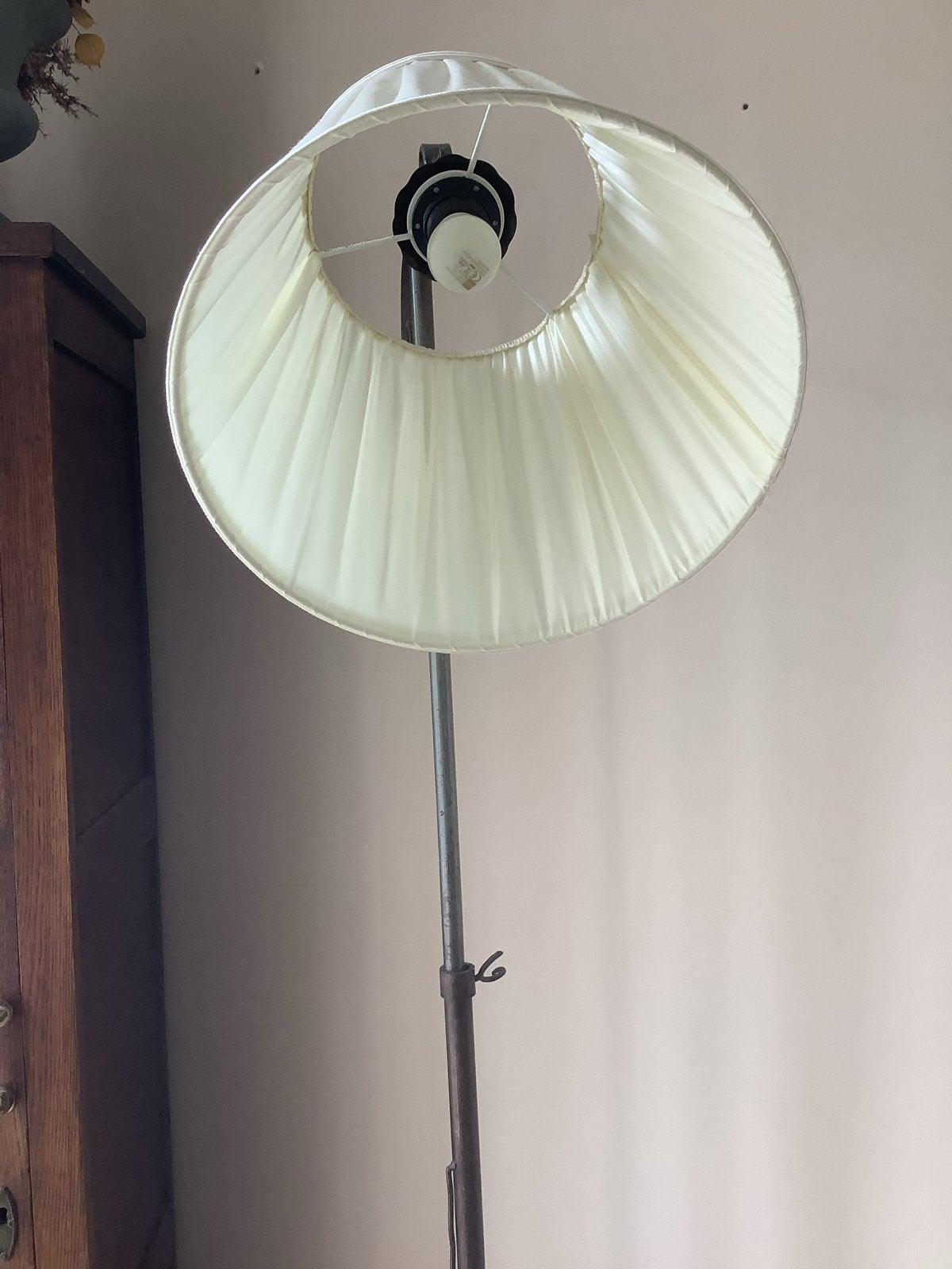 Antieke smeedijzeren vloerlamp met stoffen kap, Ophalen