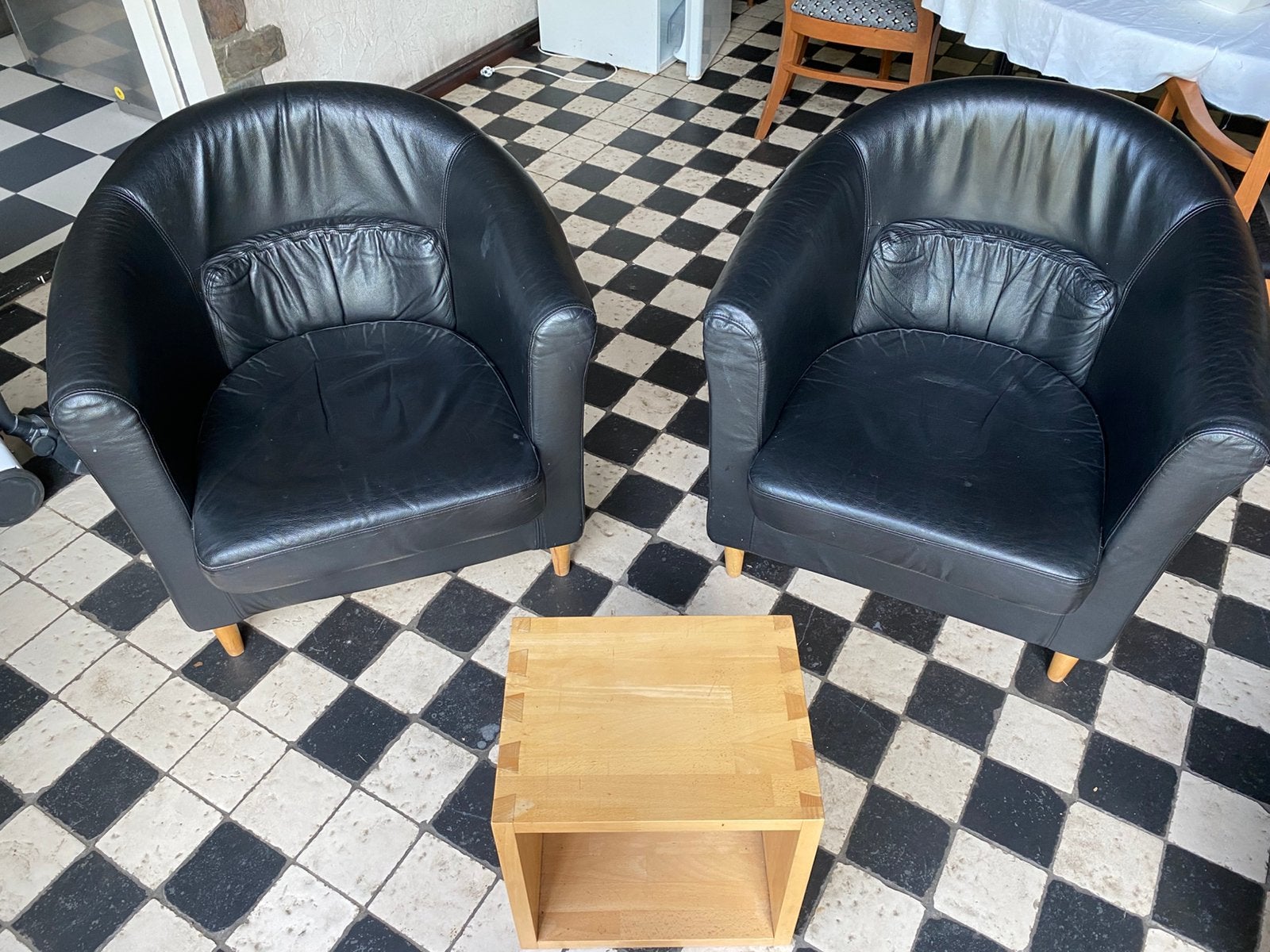 Geel of zwart. Clubs per set met tafel, Ophalen, Gebruikt, 75 tot 100 cm