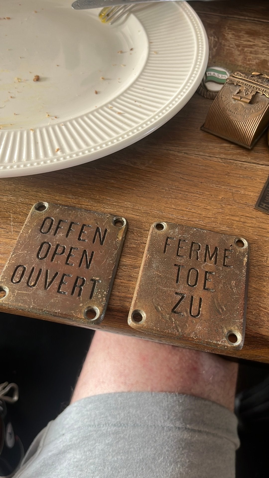 Twee koperen deurplaatjes “Open en dicht” 5,5 x 6,5cm oud, Ophalen of Verzenden, Zo goed als nieuw
