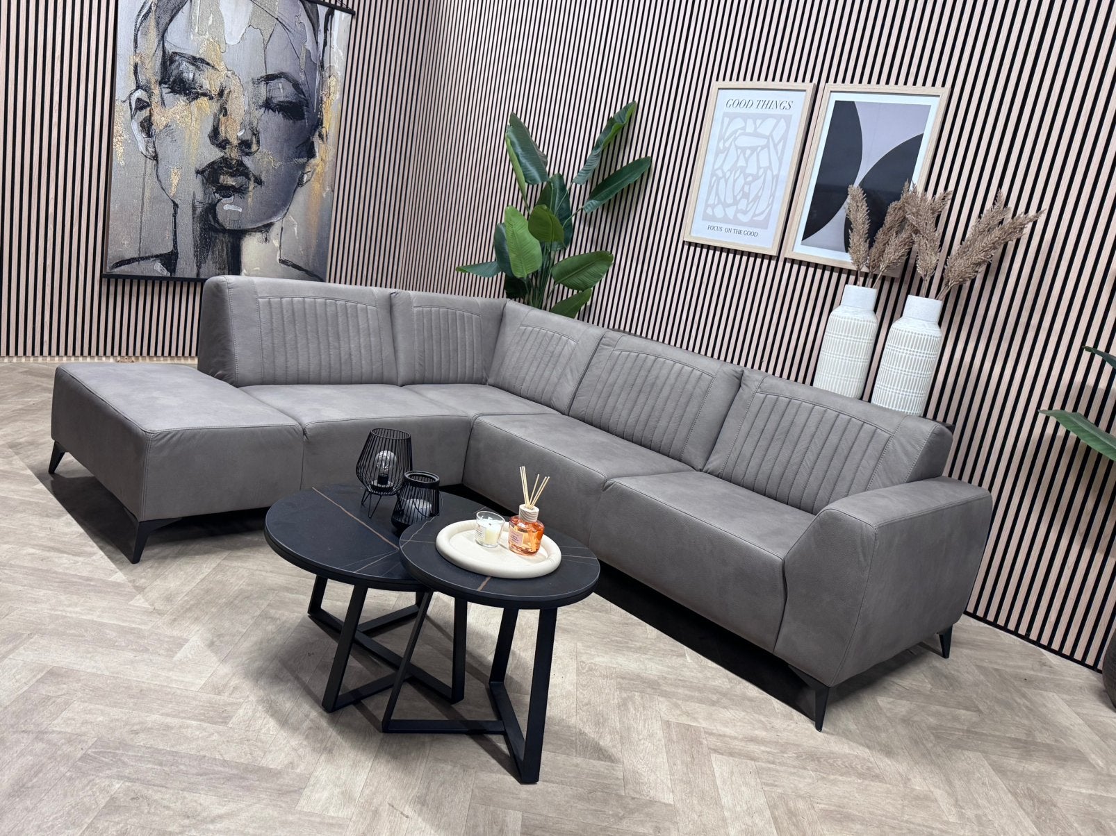 SHOWMODEL | Kapenga Hoekbank Microleer - Taupe - 263 x 220, Huis en Inrichting, Banken | Bankstellen, 250 tot 300 cm, -, Kapenga microleer hoekbank taupe modern industrieel