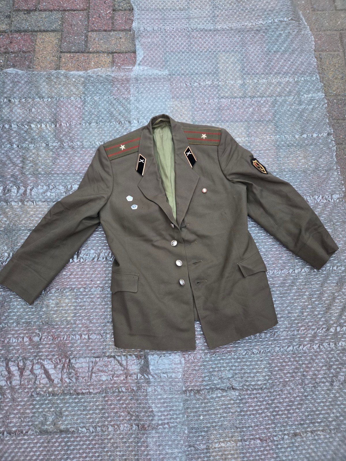 Uniform rusland ussr koude oorlog met badges pins, Verzenden