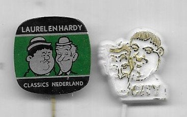 LAUREL & HARDY 2 VERSCHILLENDE SPELDEN, Ophalen of Verzenden, Gebruikt, Overige onderwerpen, Speldje of Pin