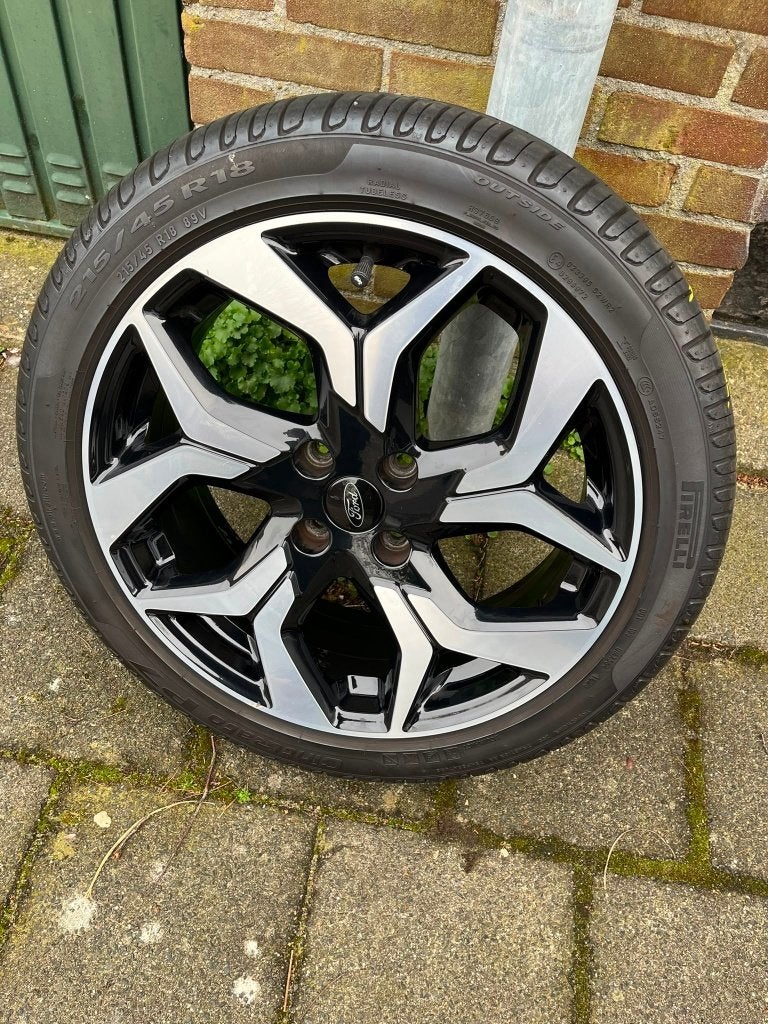 18 inch originele velgen + Pirelli zomerbanden Ford EcoSport, Ophalen