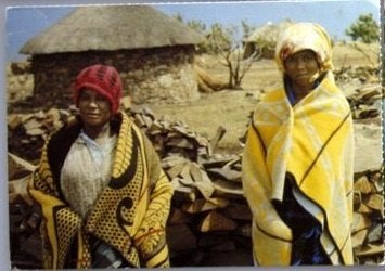 Afrika Vrouwen Lesotho klederdracht, Verzamelen, Ansichtkaarten | Themakaarten, Verzenden, 1960 tot 1980, Ongelopen, Klederdracht