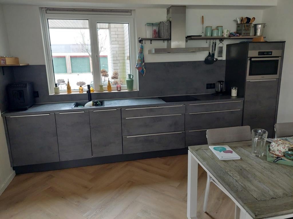 Moderne Betonlook Keuken met Whirlpool ApparatenGEDEMONTEERD, Enkelwandige keuken, Ophalen of Verzenden, Zo goed als nieuw, Kunststof