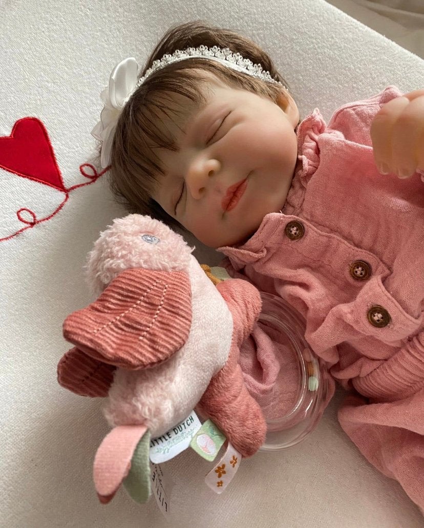 Lief Reborn baby meisje slapend, Verzamelen, Poppen, Verzenden, Zo goed als nieuw, Babypop, Levensecht of Reborn