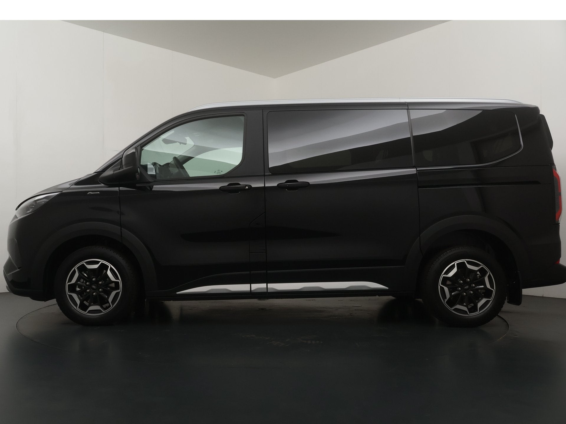 Ford Tourneo Custom Active 340 2.5 PHEV 233 pk L1 8 persoons, Auto's, Ford, Gebruikt, Zwart, Bedrijf, 2488 cc