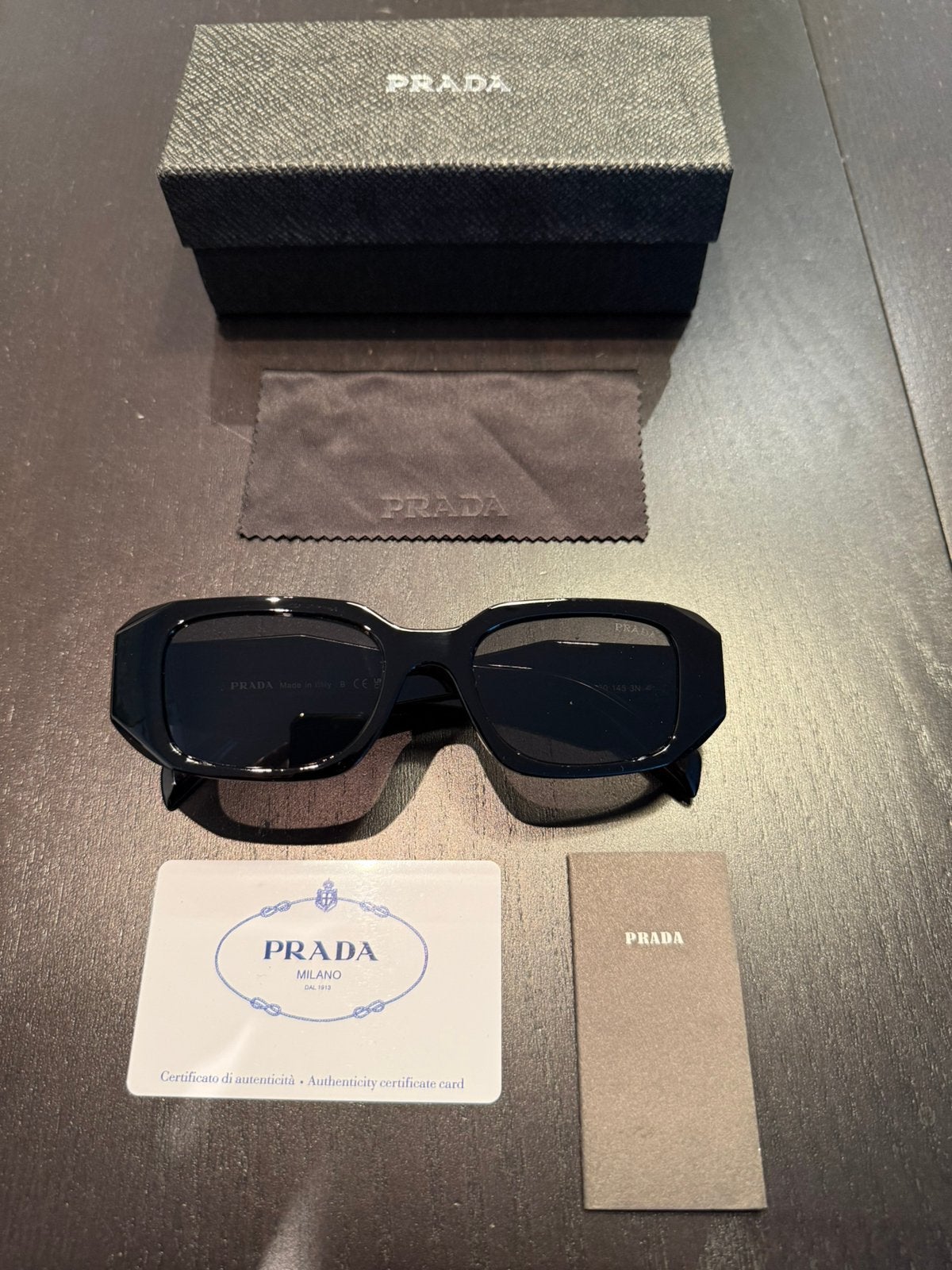 Nieuwe Prada zonnebril met toebehoren, Ophalen of Verzenden, Nieuw, Zwart, Overige merken