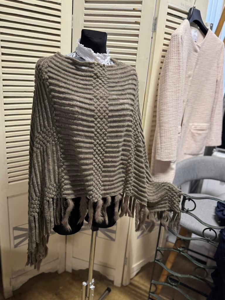 Poncho /omslagdoek  1beige en 1 zwart, Verzenden, Gedragen, Maat 38/40 (M), Beige
