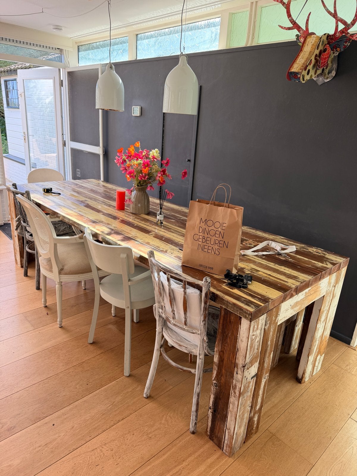 Robuuste houten eettafel met bijpassende bank, Huis en Inrichting, Gebruikt, 200 cm of meer, Vijf personen of meer, Rechthoekig