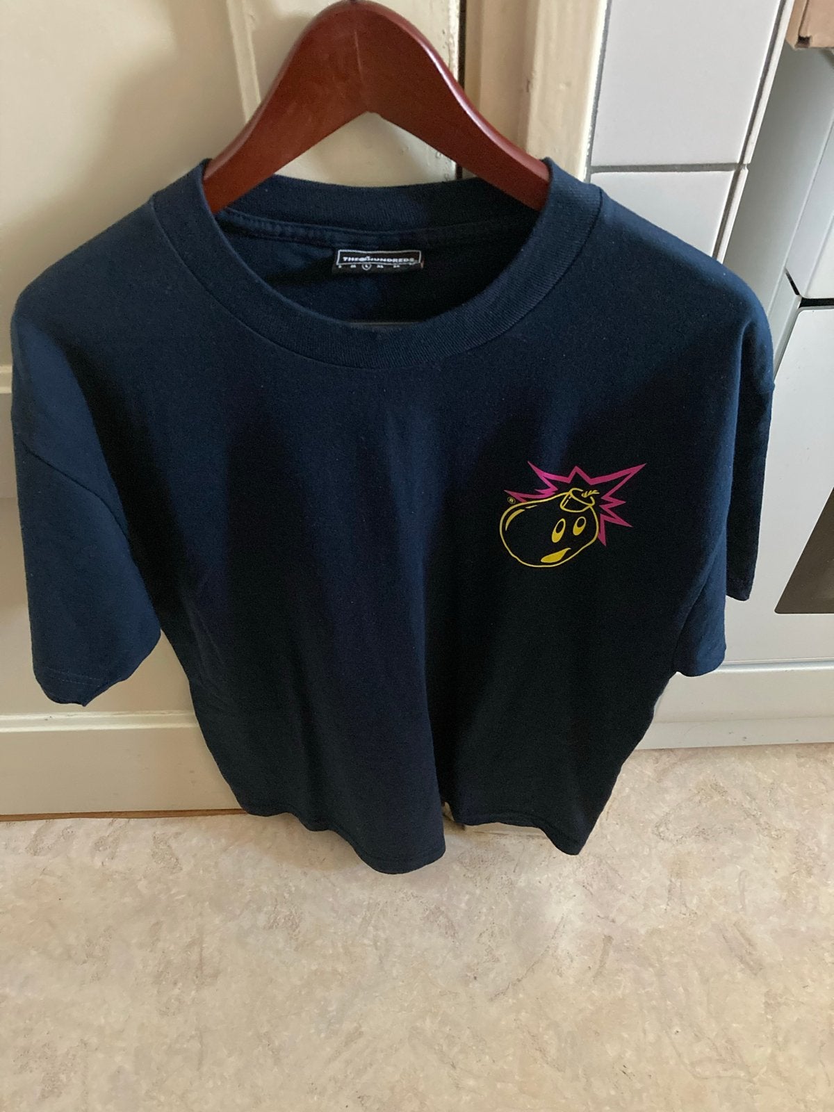 The Hundreds T-shirt - maat L Donkerblauw met bom logo, Verzenden, Zo goed als nieuw, Maat 48/50 (M), Blauw