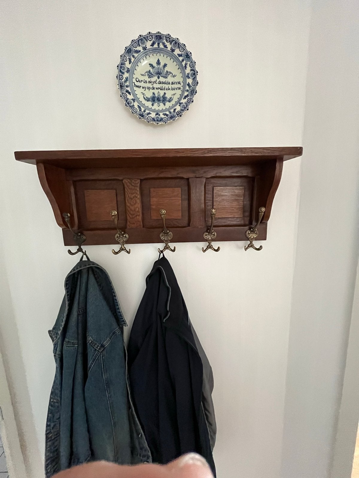 Antieke houten wandkapstok met messing haken, Wandkapstok, Gebruikt, Ophalen of Verzenden, Minder dan 100 cm