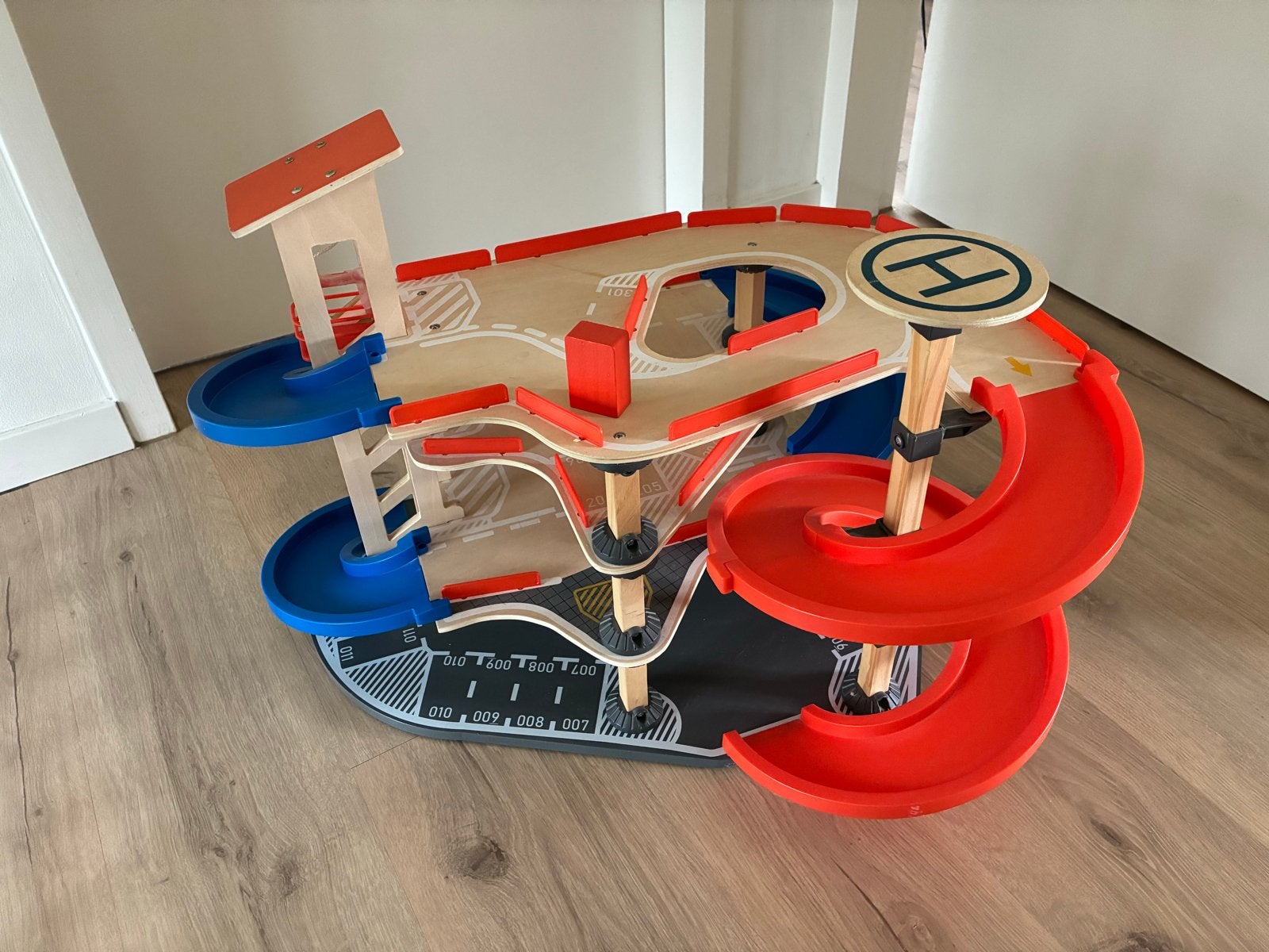 Houten parkeergarage met helikopterplatform en lift, Ophalen, Gebruikt