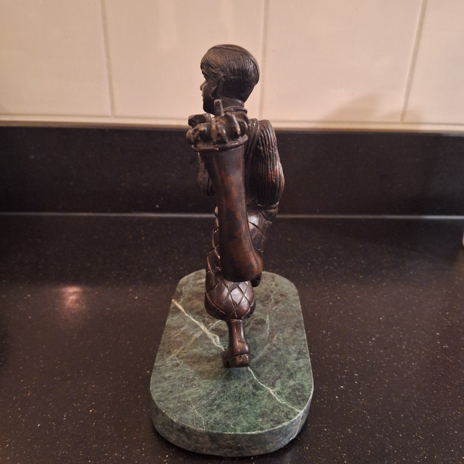 Bronzen beeldje van jongen met zak op marmeren sokkel, Ophalen of Verzenden, Brons, 20 - 50 cm, Op sokkel