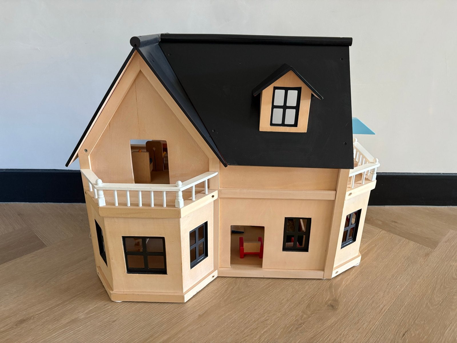 Houten Poppenhuis met Meubels, Ophalen, Zo goed als nieuw, Poppenhuis