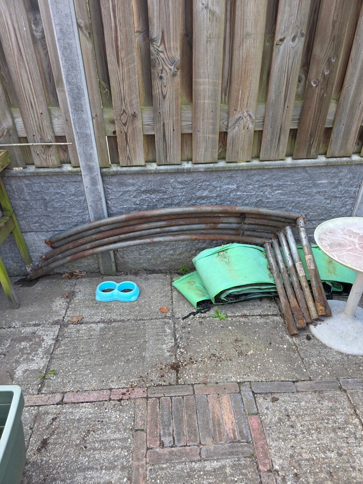 Ingegraven trampoline!!, Ophalen