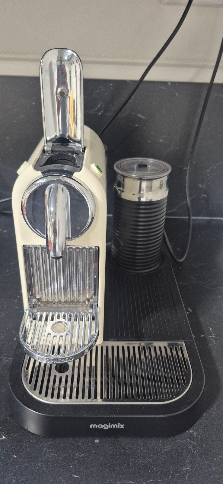 Nespresso Magimix Inissia met Aeroccino 3 - Crème, Ophalen, Koffiepads en cups, Gebruikt, Espresso apparaat