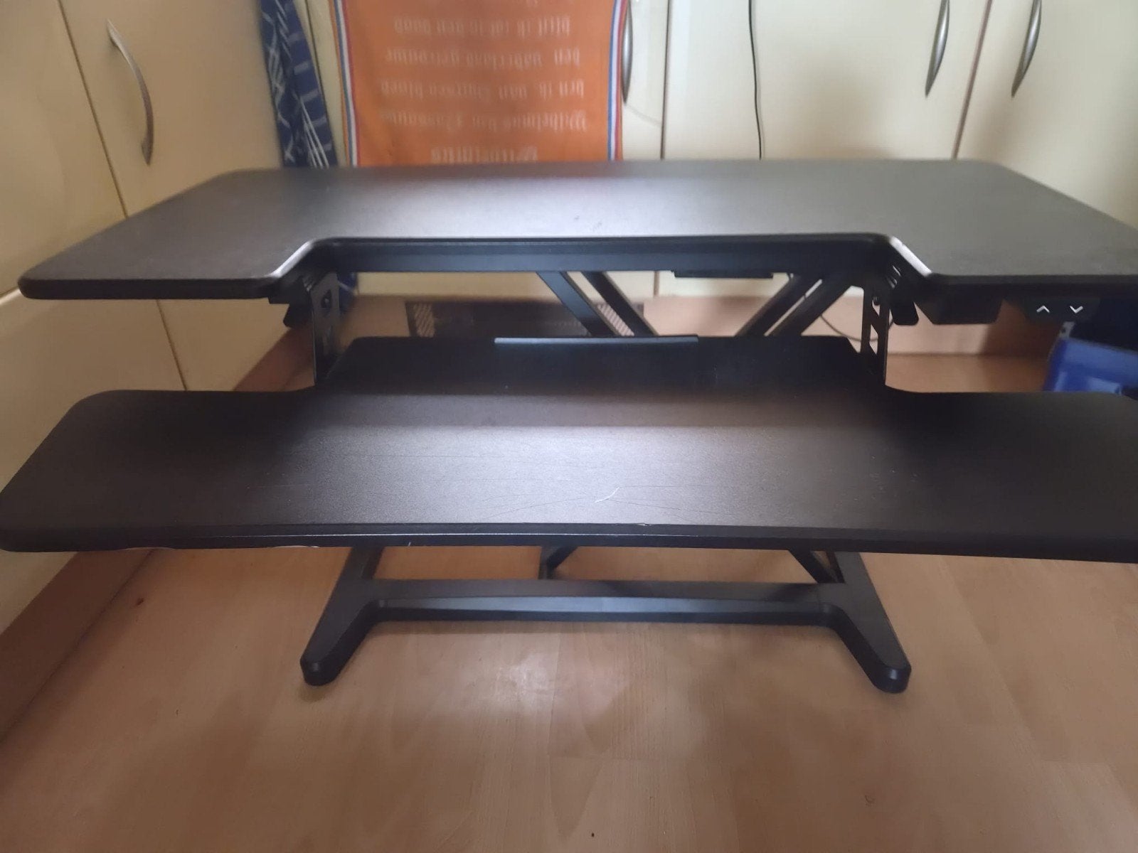 Elektrische desktop verhoger of monitor/beeldscherm verhoger, Ophalen, Elektrisch, Gebruikt, 96 cm