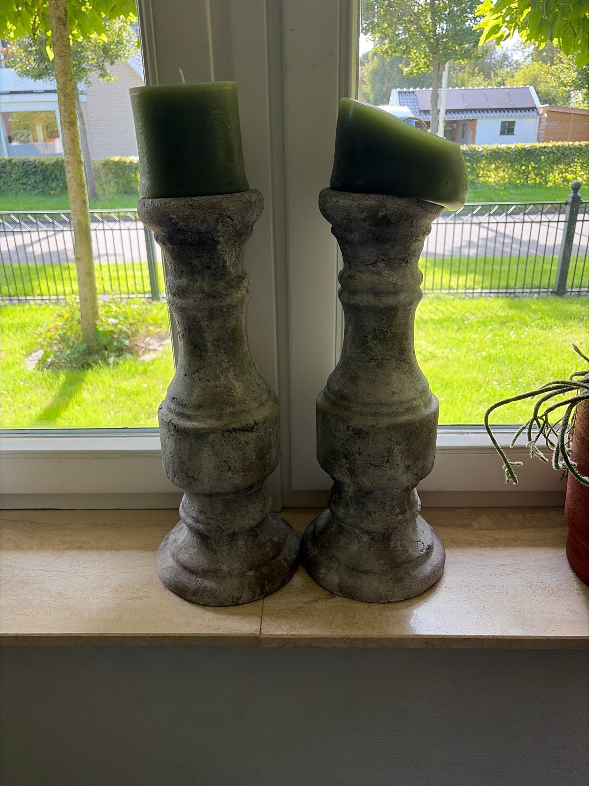 Set van 2 robuuste kandelaars met groene kaarsen, Gebruikt, Overige merken, Ophalen of Verzenden, Grijs