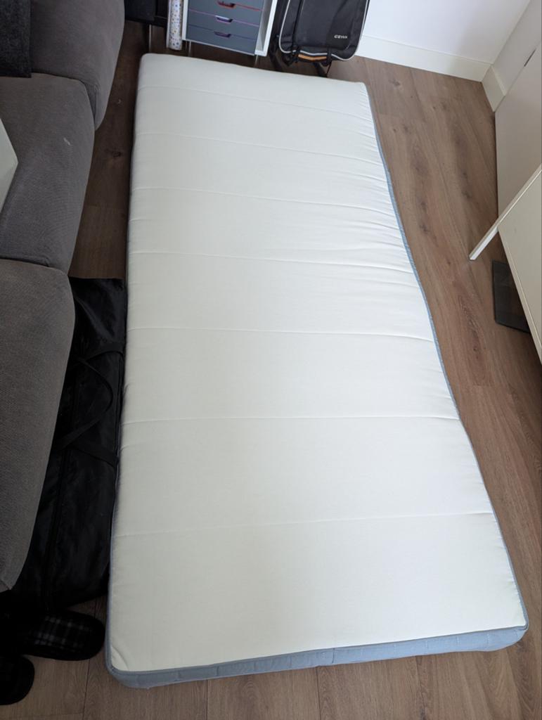 Ikea Vestmarka eenpersoonsmatras - Zo goed als nieuw, Huis en Inrichting, Slaapkamer | Matrassen en Bedbodems, Ophalen, 90 cm