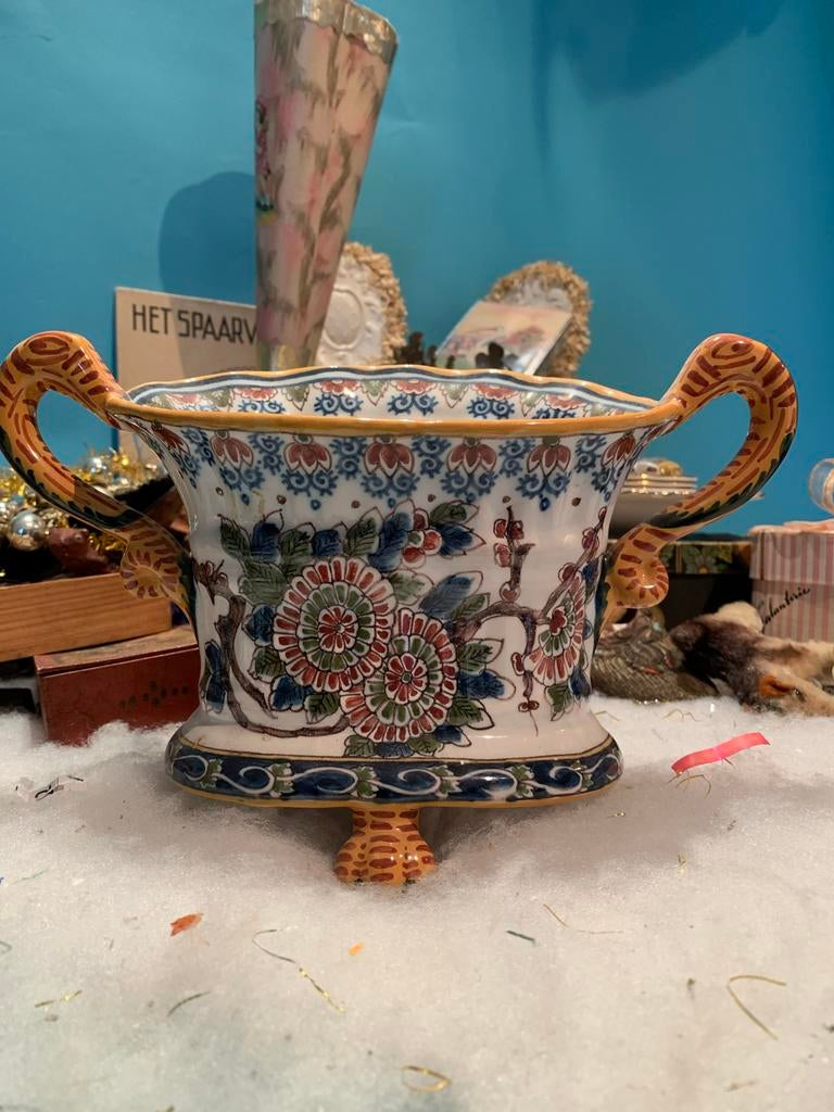 Makkum Tichelaar cachepot met oren en bloemdecoratie, Antiek en Kunst, Ophalen of Verzenden