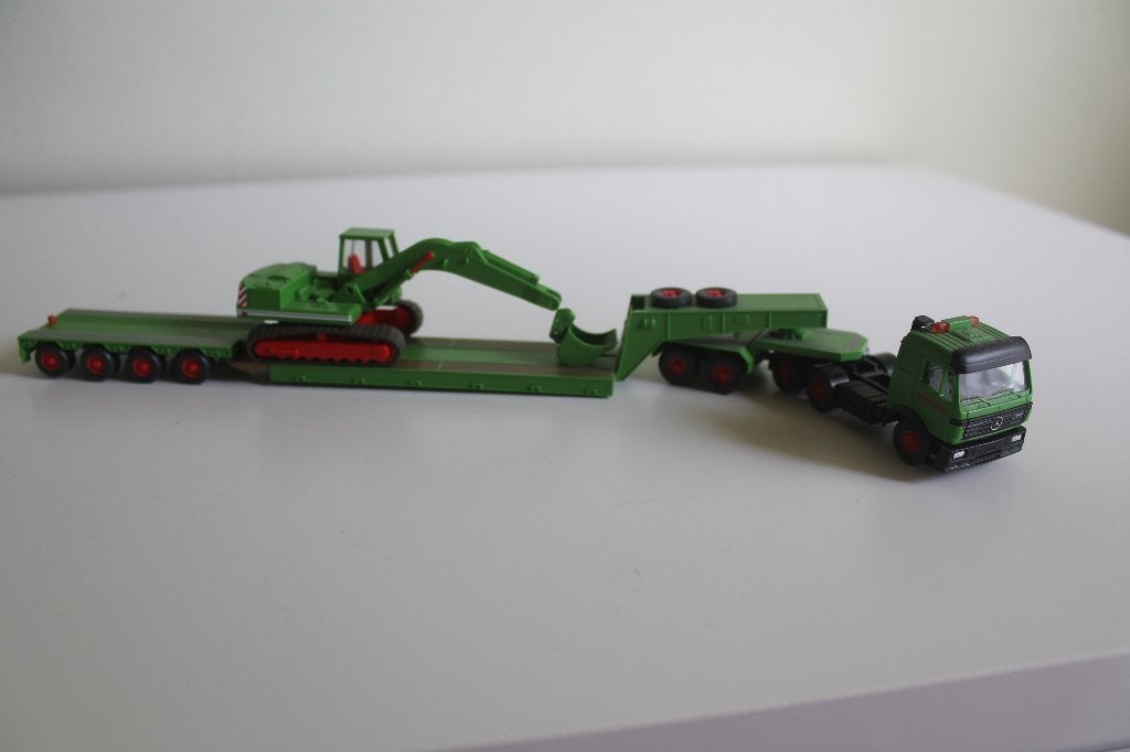 Wiking Mercedes SK dieplader "Wimo Bau" met graafmachine, Hobby en Vrije tijd, Ophalen of Verzenden, Zo goed als nieuw, Bus of Vrachtwagen
