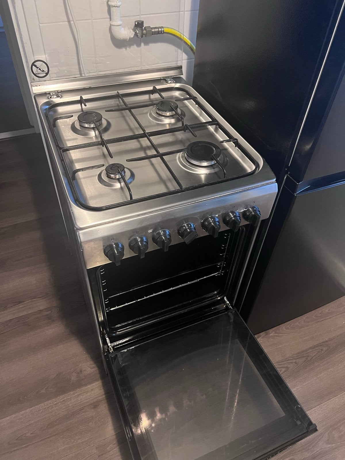Indesit gasfornuis met oven - zo goed als nieuw, Witgoed en Apparatuur, Ophalen, 4 kookzones, Zo goed als nieuw, Gas