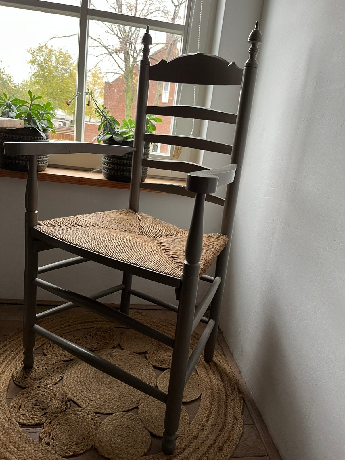Antieke stoel taupekleurig met biezen zitting, Ophalen