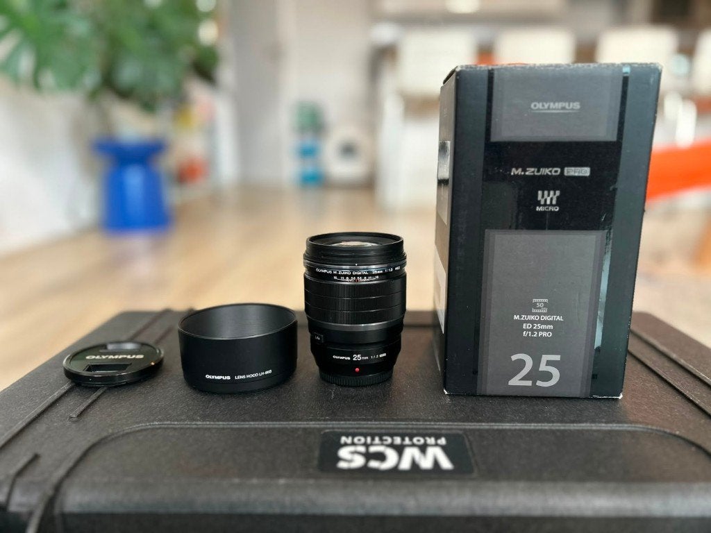 Olympus M.Zuiko Digital ED 25mm f/1.2 PRO, OM system, ZGAN, 25 mm, Micro Four Thirds, Olympus, Ophalen of Verzenden