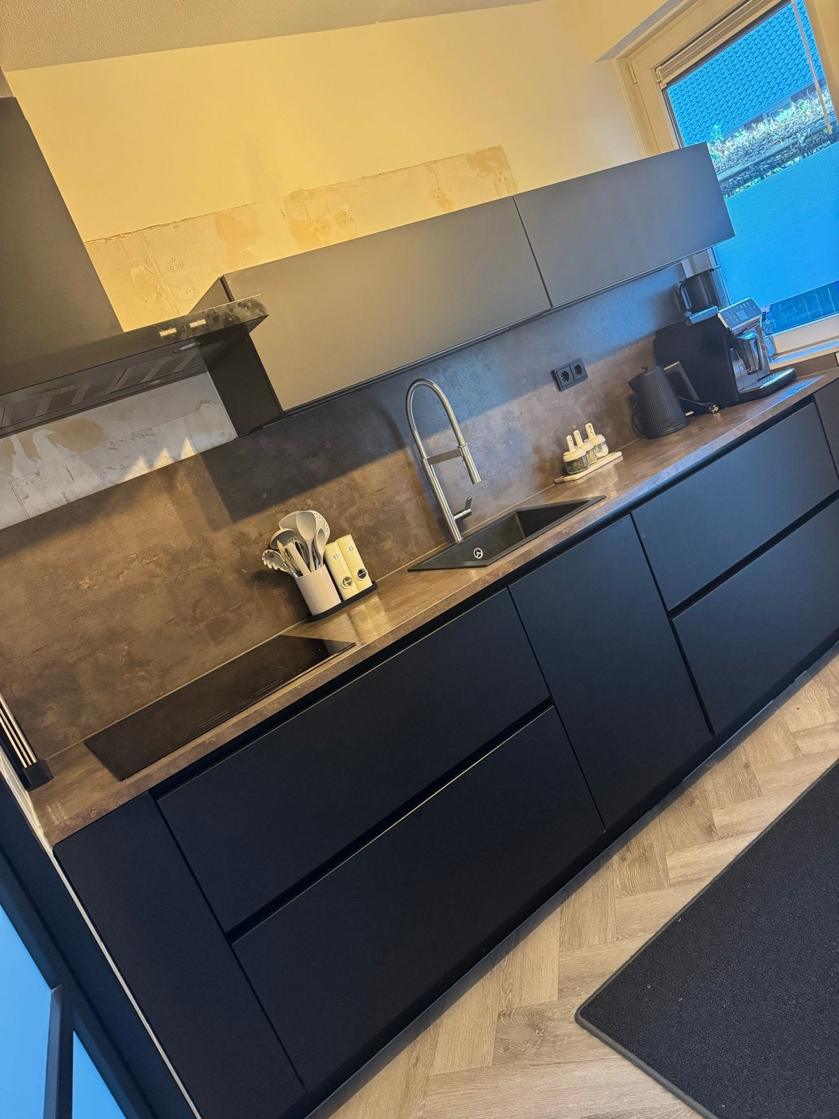 Moderne zwarte keuken met Siemens apparatuur, Gebruikt, Zwart, Hoekkeuken, Ophalen of Verzenden