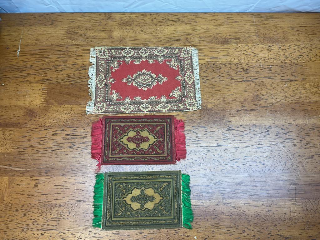 3 vloerkleedjes voor poppenhuis, Ophalen of Verzenden, Gebruikt, Decoratie