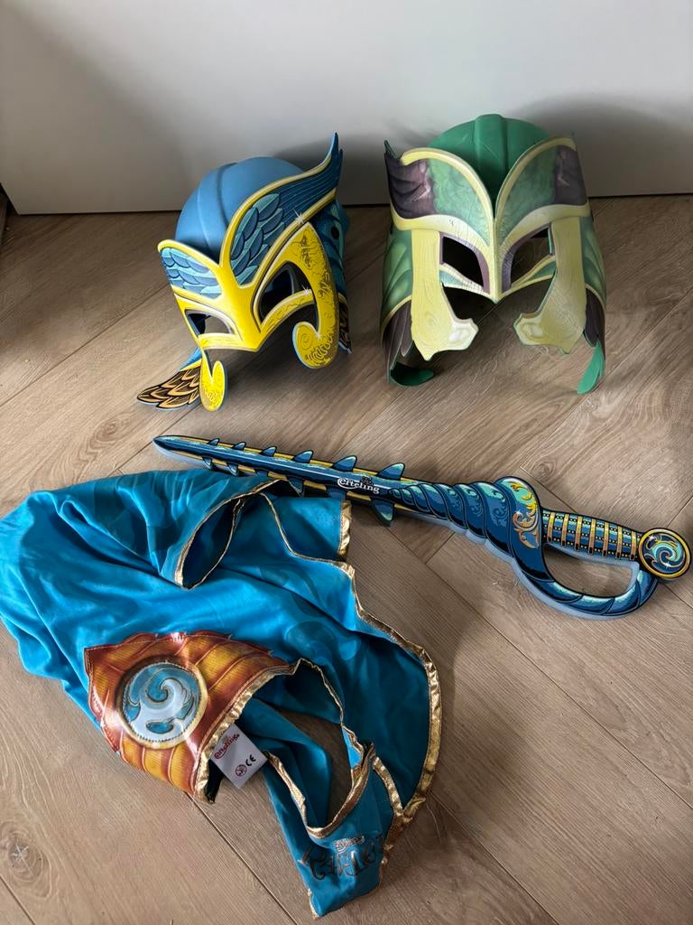 RAVELIJN BLAUWE SET EN GROENE HELM, Verzamelen, Efteling, Zo goed als nieuw, Kleding, Ophalen of Verzenden