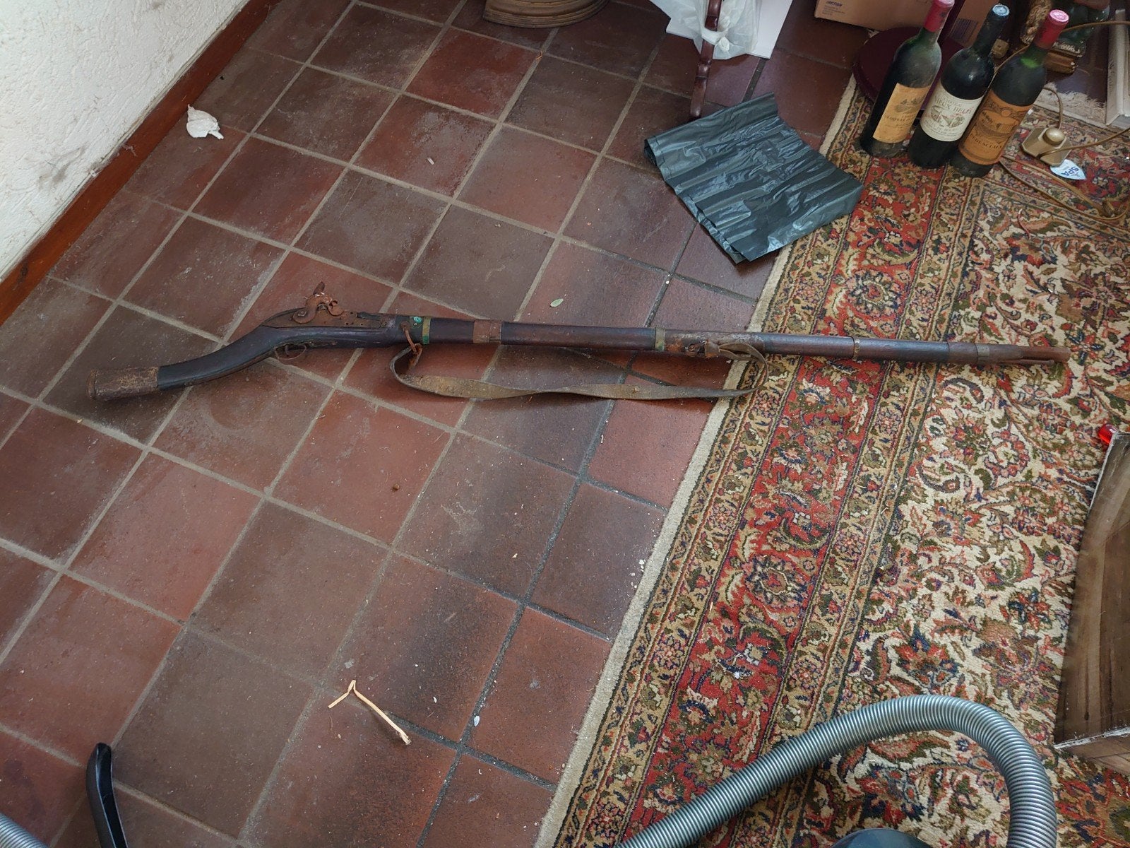 Antiek geweer met lederen riem - Decoratief stuk, Ophalen of Verzenden