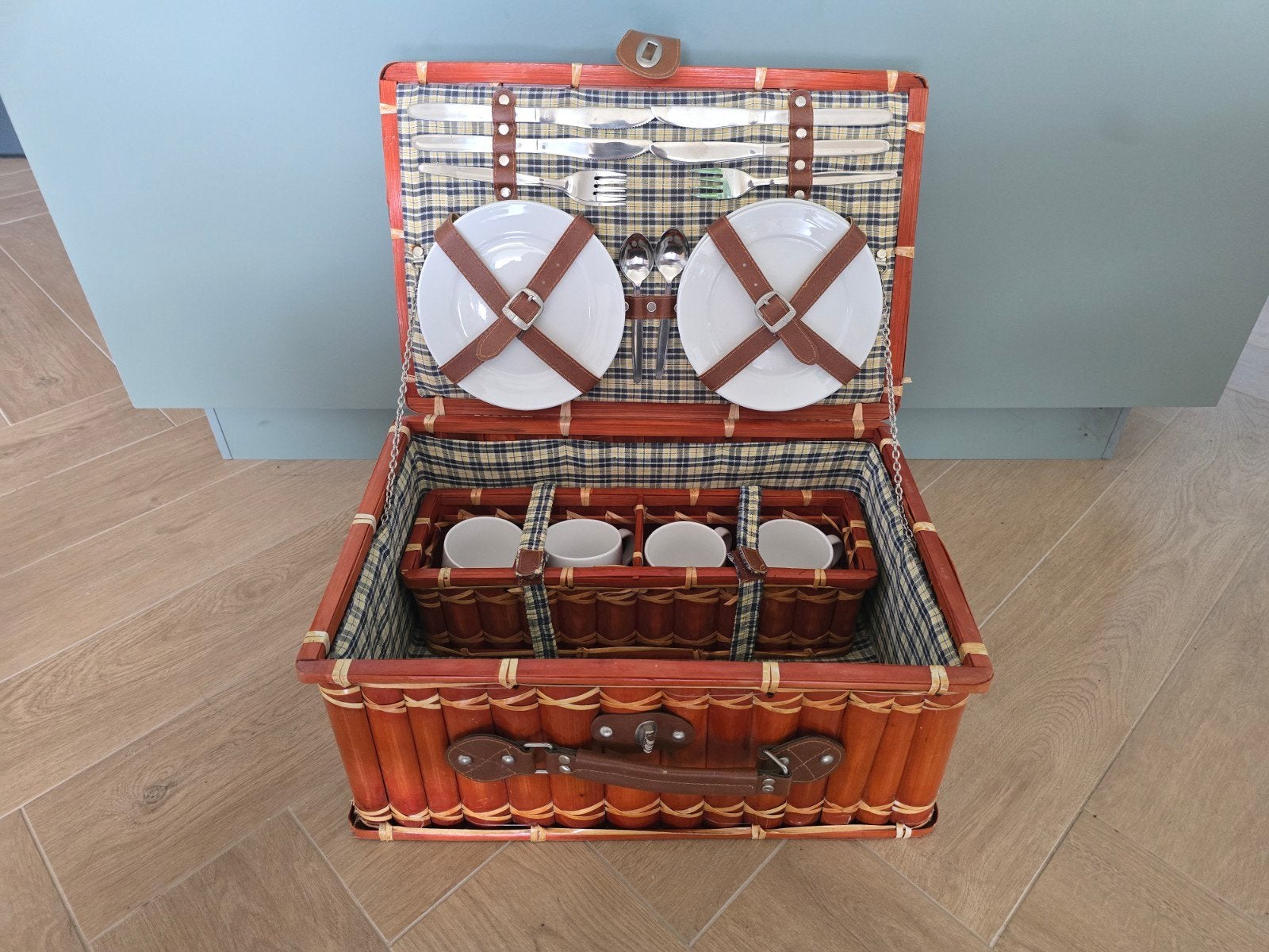 Vintage picknickmand van bamboe met servies, Ophalen, Gebruikt