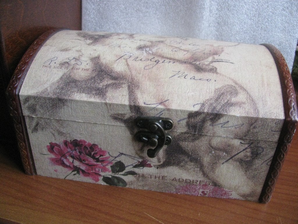 Houten Kistje met Bol Deksel / Schatkist met Engel Postcard, Antiek en Kunst, Verzenden