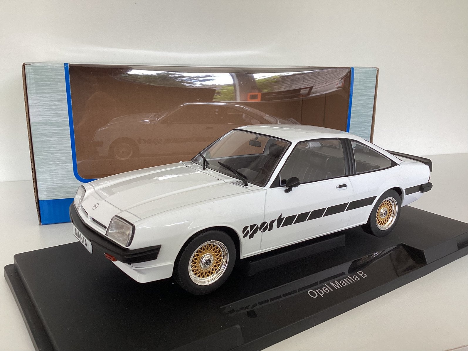 Opel Manta B 1:18 MCG Nieuw in doos, Ophalen of Verzenden, Nieuw, Auto, Overige merken