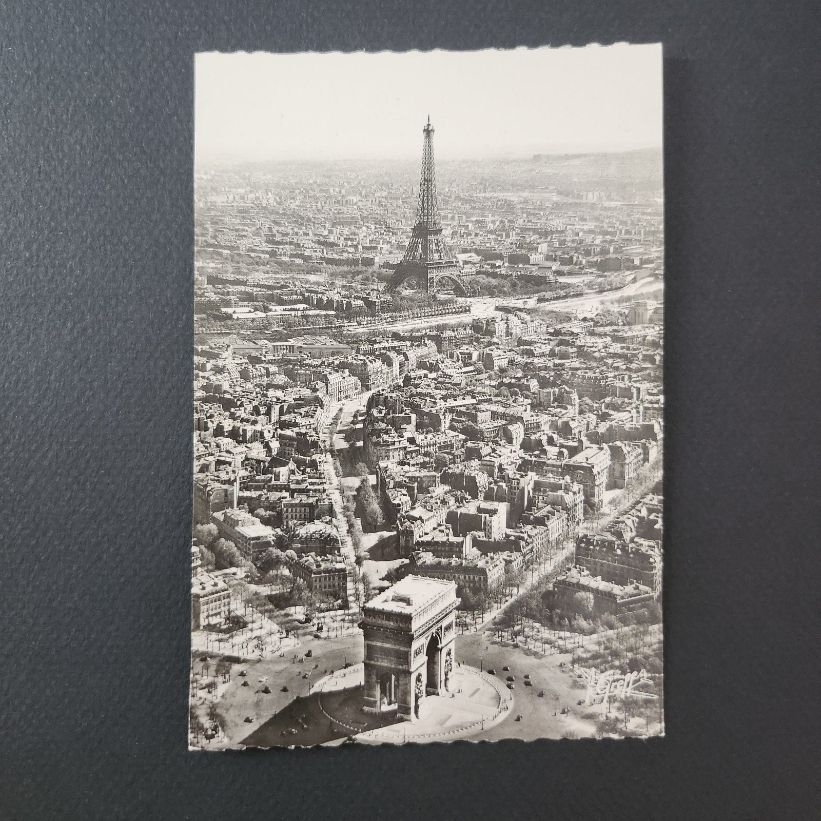 Echte (lucht-) foto Parijs: Arc de Triomphe en Eiffeltoren, Ophalen of Verzenden, 1940 tot 1960, Ongelopen, Frankrijk