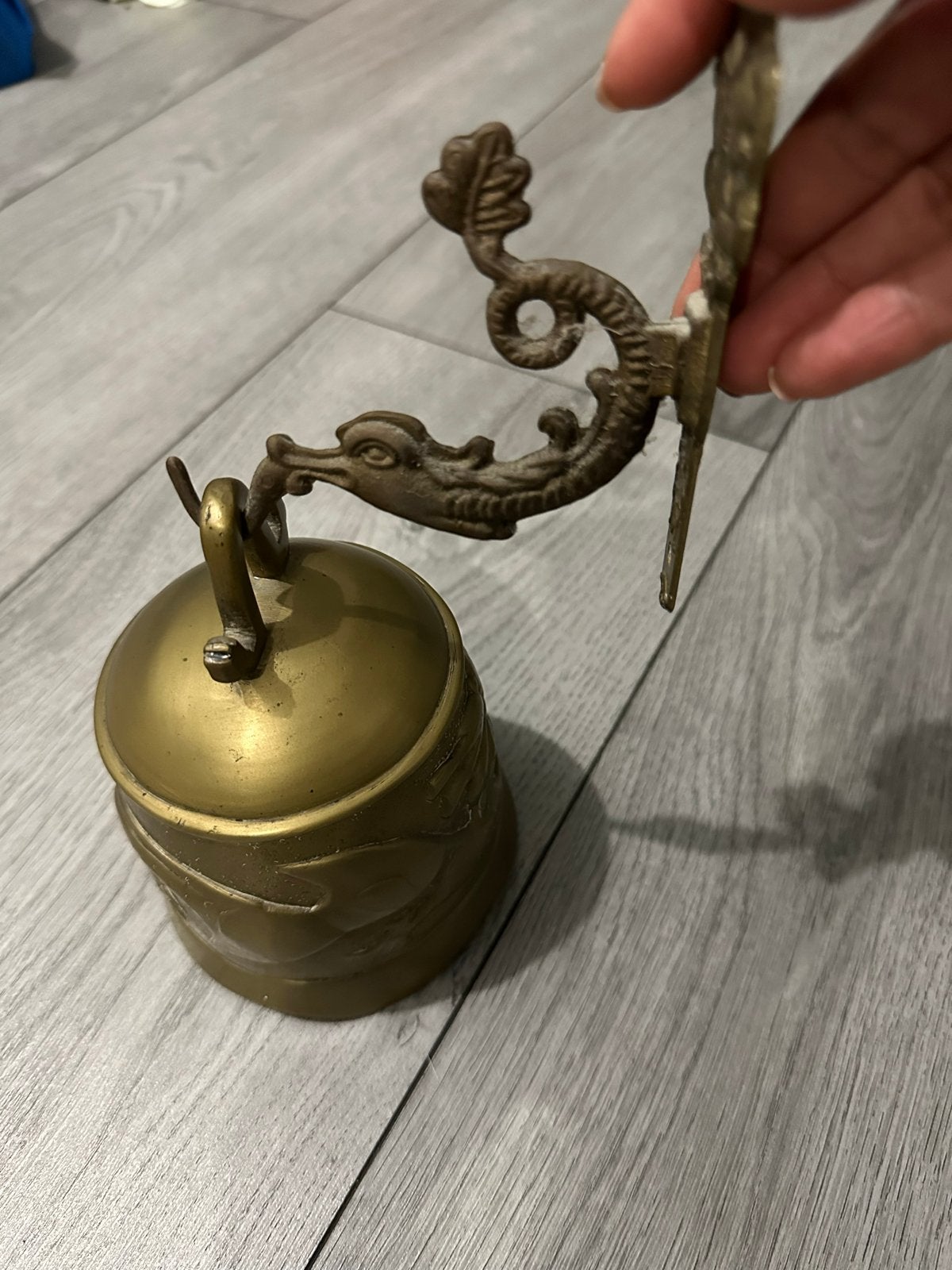 Antieke bronzen bel met drakenmotief en haak, Antiek en Kunst, Ophalen of Verzenden, Brons
