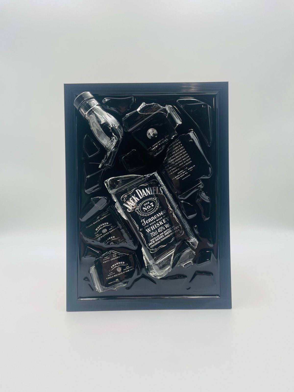 Jack Daniels gebroken fles kunstwerk in lijst, Antiek en Kunst, Kunst | Designobjecten, Glas, Meerkleurig, Ophalen of Verzenden