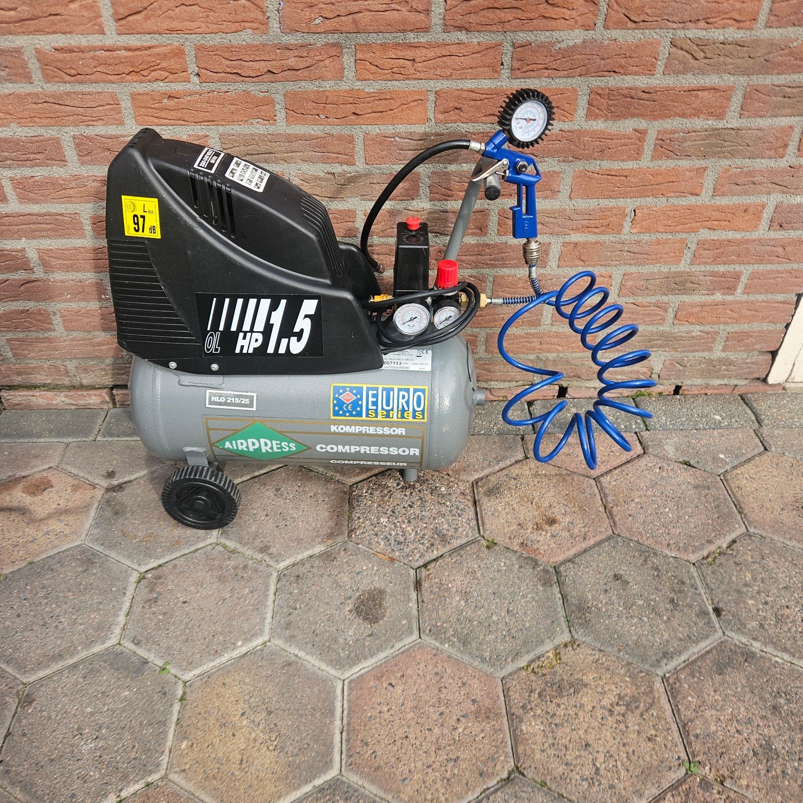 Airpress Compressor-Compact en Mobiel + autobanden pomp, Doe-het-zelf en Verbouw, Ophalen, Gebruikt, 6 tot 10 bar, Minder dan 200 liter/min