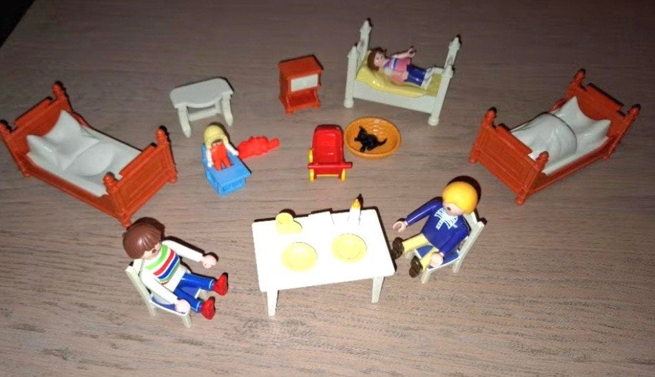 Playmobil set meubeltjes en 4 poppetjes, Ophalen of Verzenden, Gebruikt, Complete set